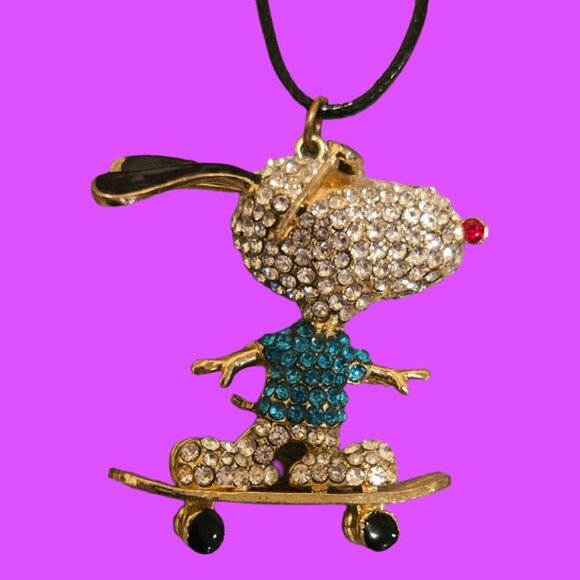 LARGE RHINESTONE SKATER SNOOPY VINTAGE ON BLACK THONG NECKLACE 18 INCH - Picture 1 of 4